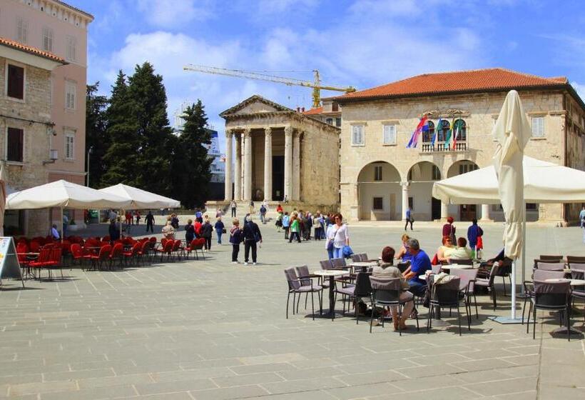 Top Center Rooms & Studio