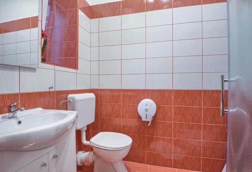 Top Center Rooms & Studio