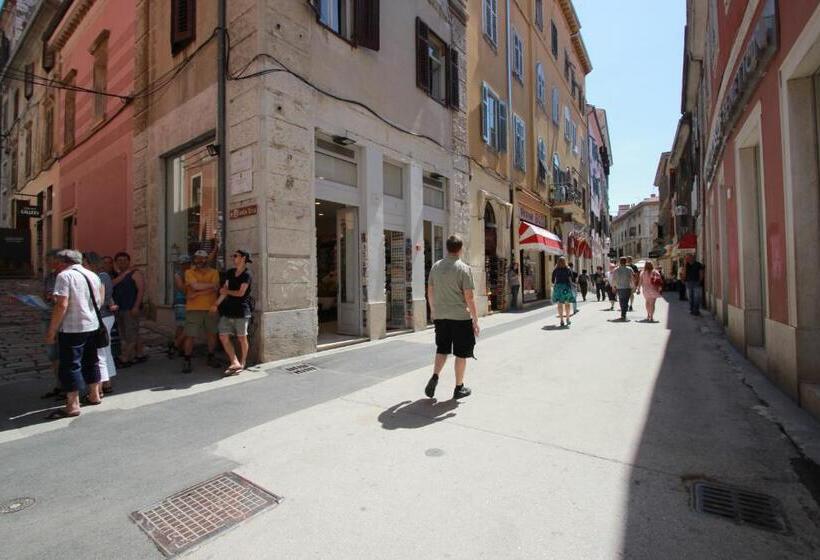 Top Center Rooms & Studio