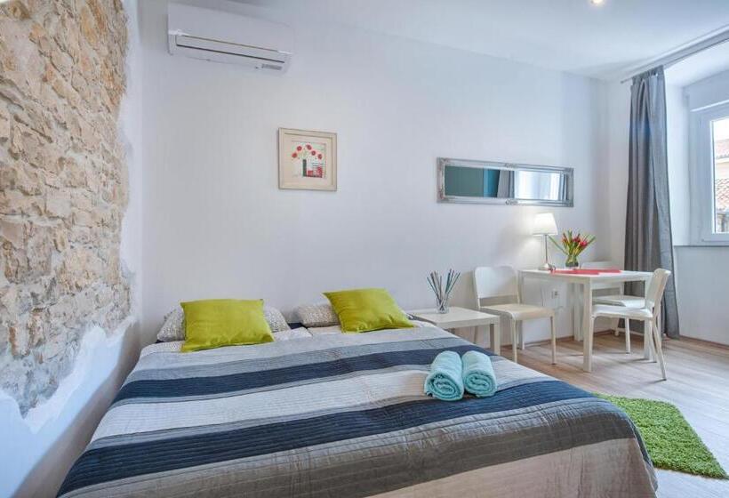 Top Center Rooms & Studio