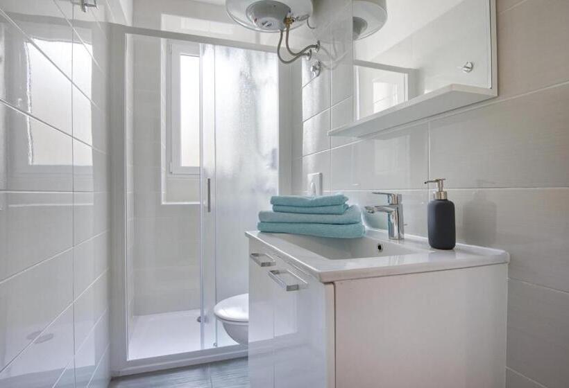 Top Center Rooms & Studio