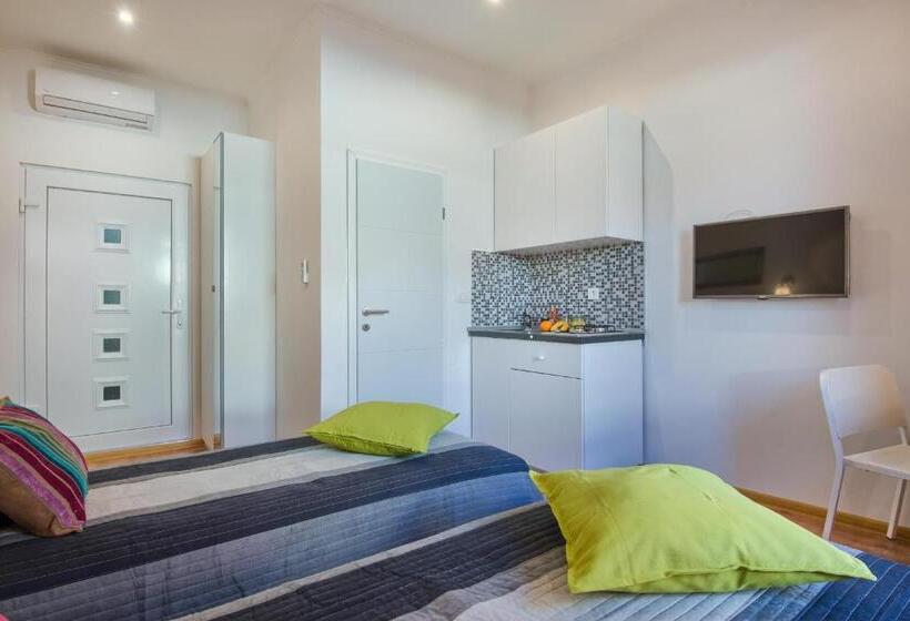 Top Center Rooms & Studio