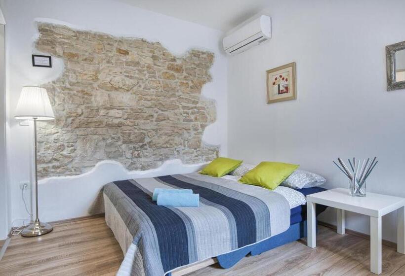 Top Center Rooms & Studio