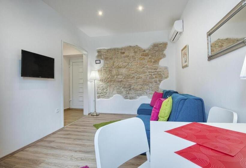 Top Center Rooms & Studio