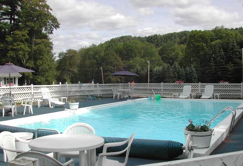 فندق The 1896 House Country Inn   Brookside & Pondside