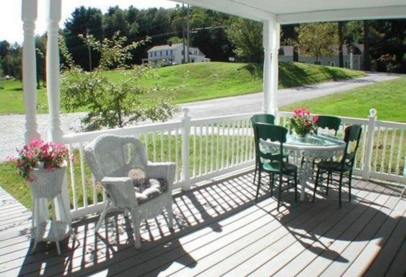 فندق The 1896 House Country Inn   Brookside & Pondside