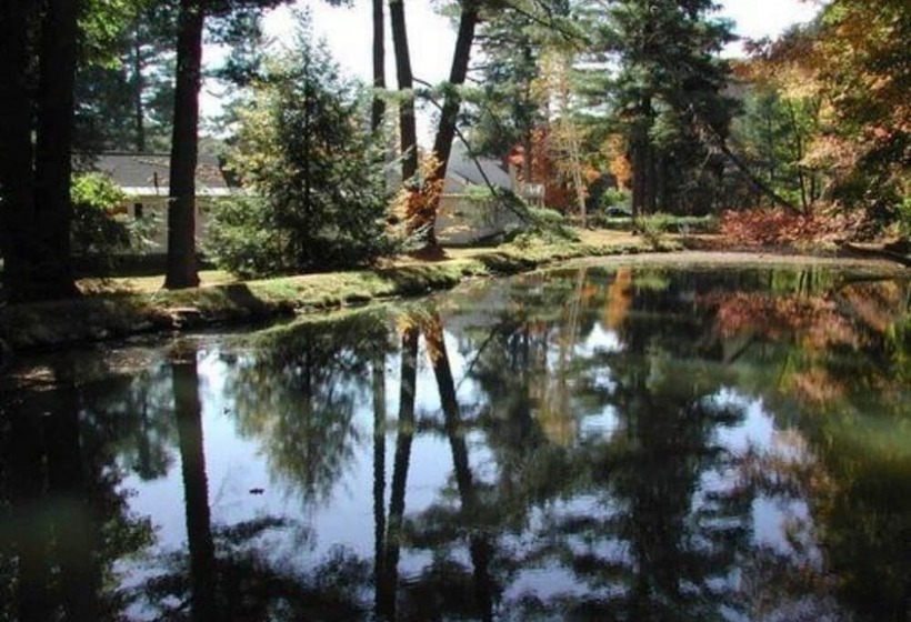 فندق The 1896 House Country Inn   Brookside & Pondside