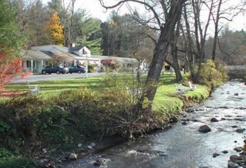 فندق The 1896 House Country Inn   Brookside & Pondside