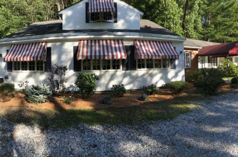 فندق The 1896 House Country Inn   Brookside & Pondside