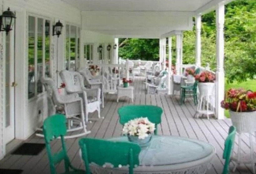 فندق The 1896 House Country Inn   Brookside & Pondside