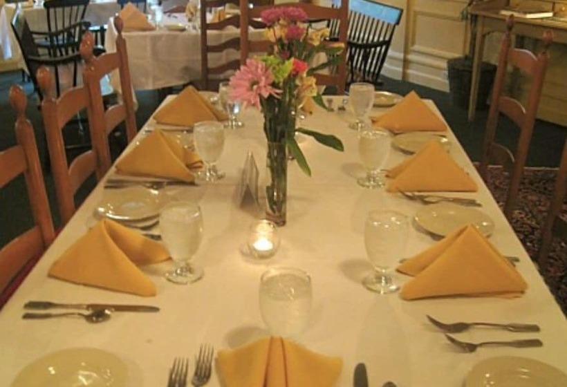 فندق The 1896 House Country Inn   Brookside & Pondside