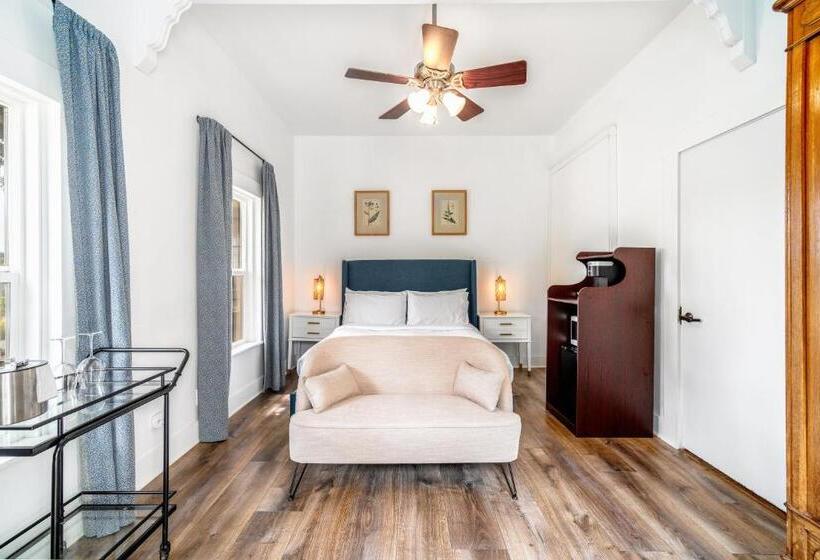 فندق Agate Cove Inn