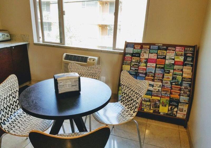 Отель Aladdin Inn And Suites