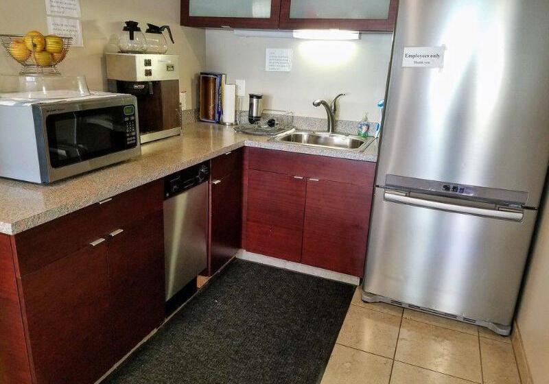 Отель Aladdin Inn And Suites