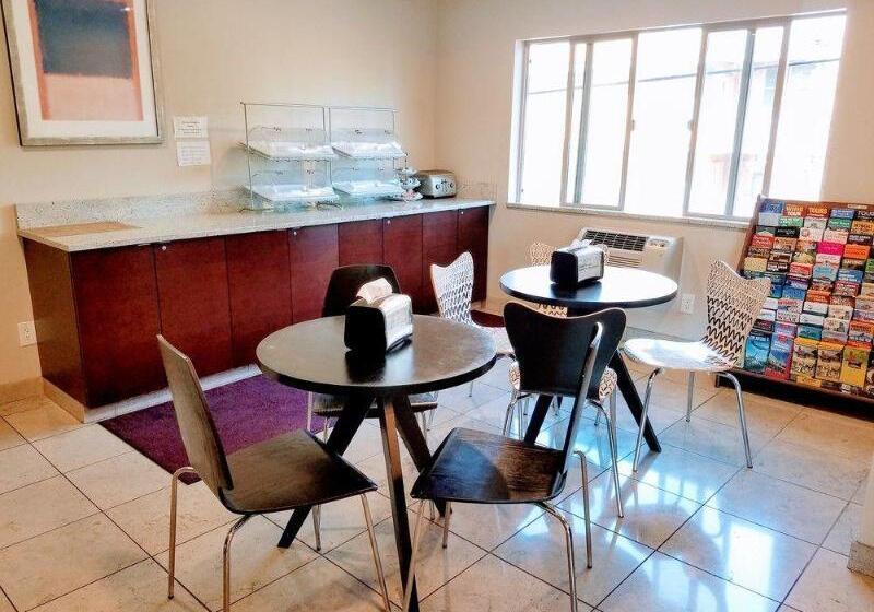 Отель Aladdin Inn And Suites