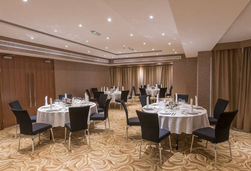 Отель Hawthorn Extended Stay By Wyndham Abu Dhabi City Center