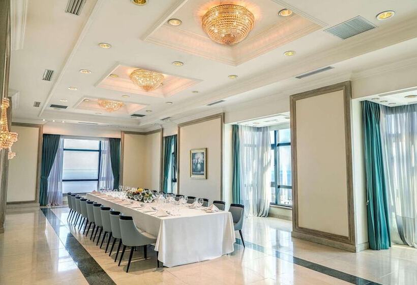 Отель Radisson Montevideo Victoria Plaza