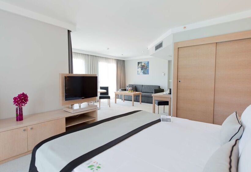 Отель Ramada Resort By Wyndham Bodrum