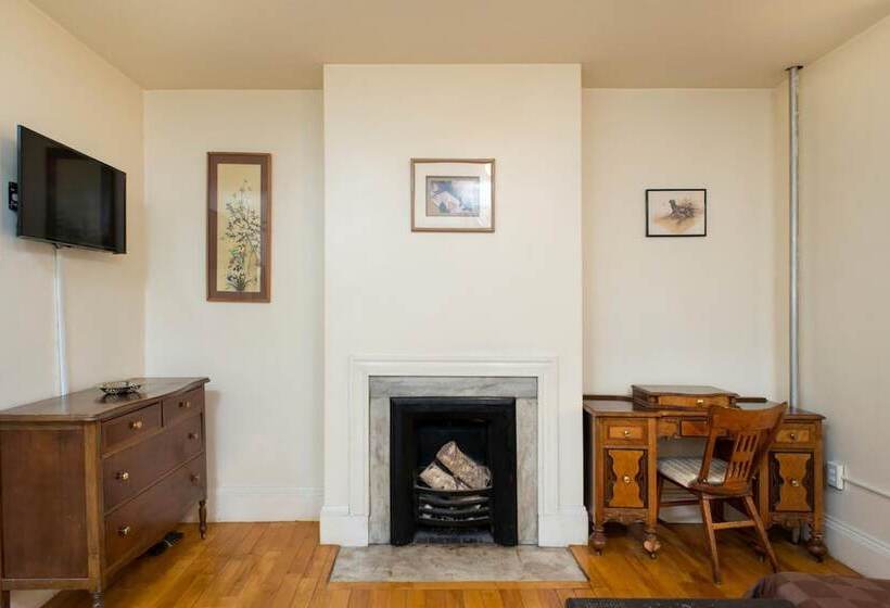 בית מלון כפרי The Farrington Inn