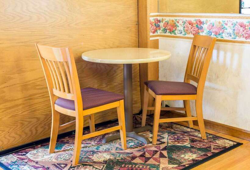 汽车旅馆  Rodeway Inn & Suites Branford   Guilford