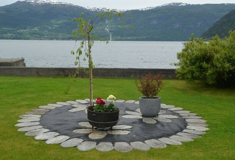 Innvik Fjordhotel   Misjonheimen