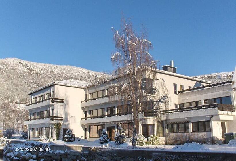 Innvik Fjordhotel   Misjonheimen