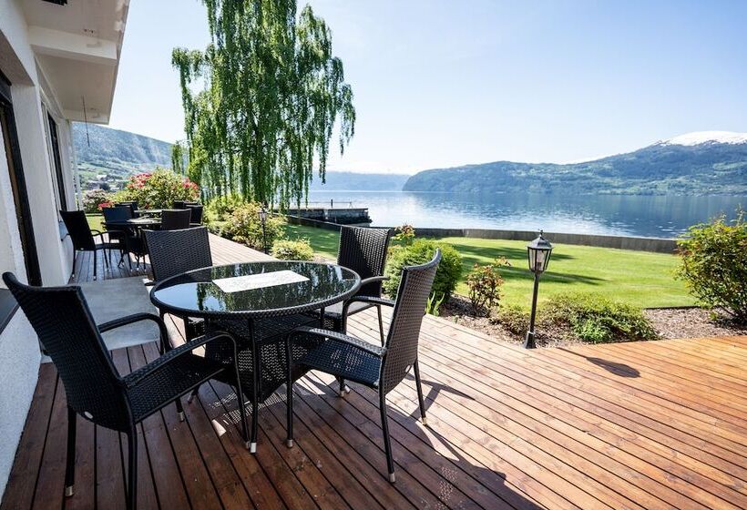 Innvik Fjordhotel   Misjonheimen