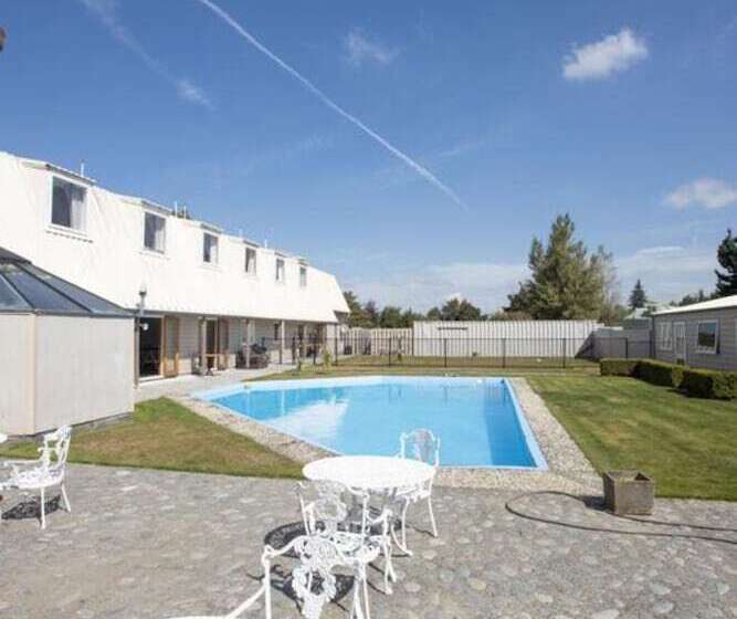 Отель Southern X Lodge