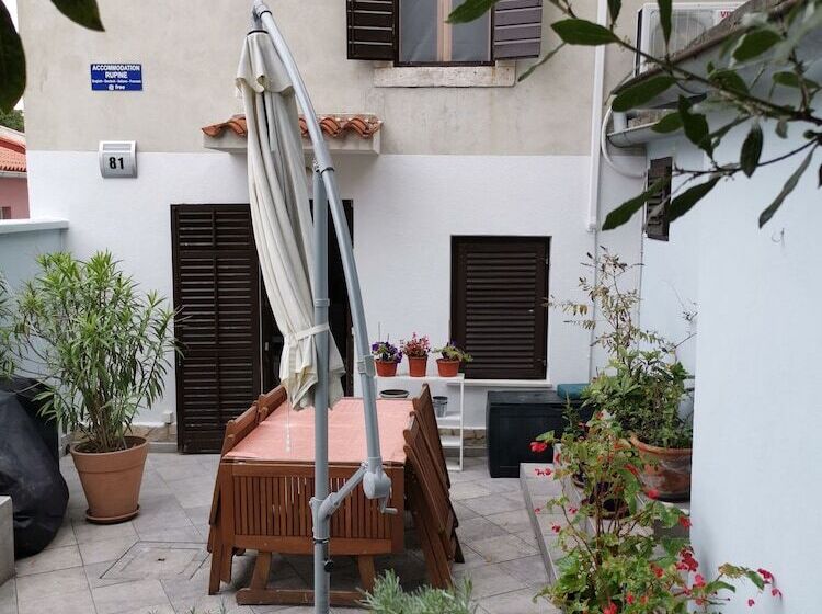 بنسيون Guest House Accommodation Rupine