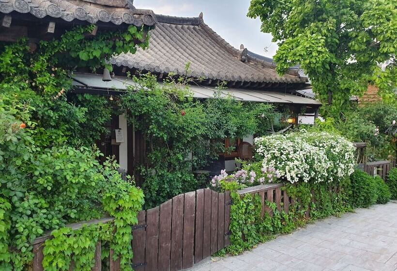 بنسيون Gyodong Salrae
