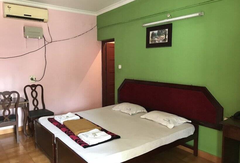 ホテル Indraprastham Tourist Home