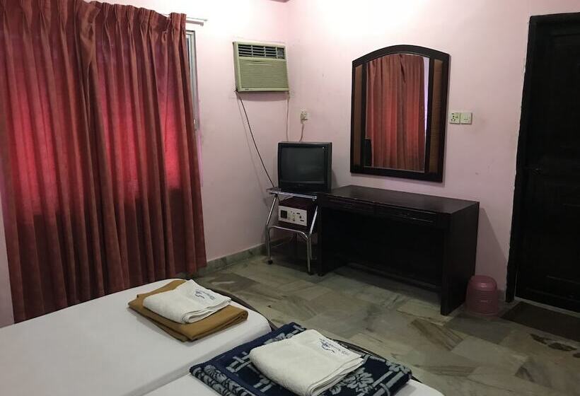 ホテル Indraprastham Tourist Home