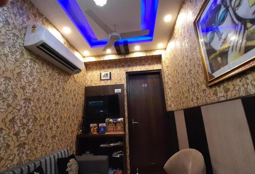 ホテル Krishna Inn