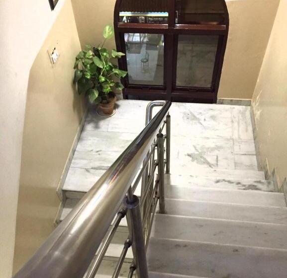 ホテル Krishna Inn