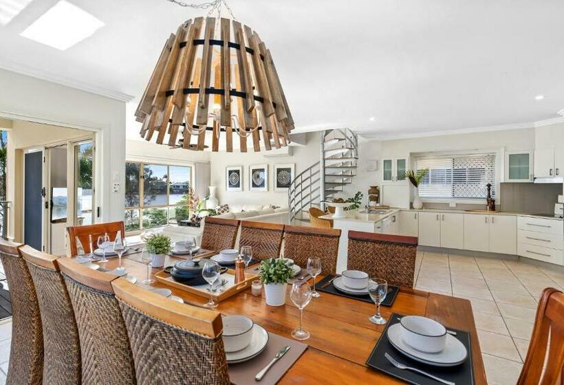 Lakehouse Family Oasis