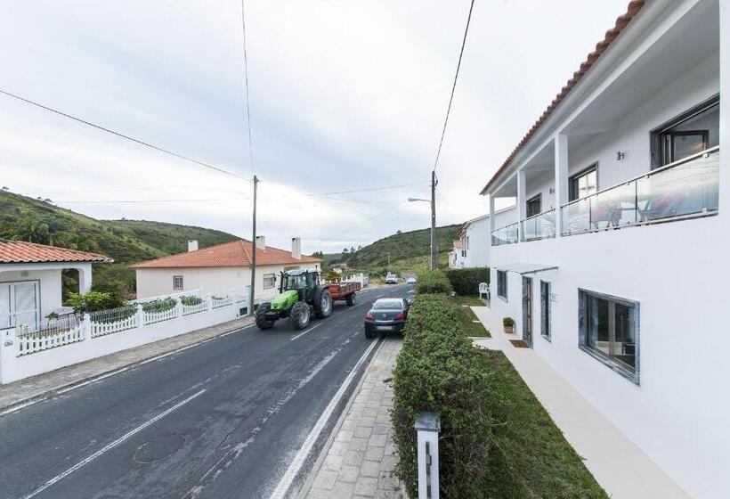 Beachouse Surf, Bed & Breakfast