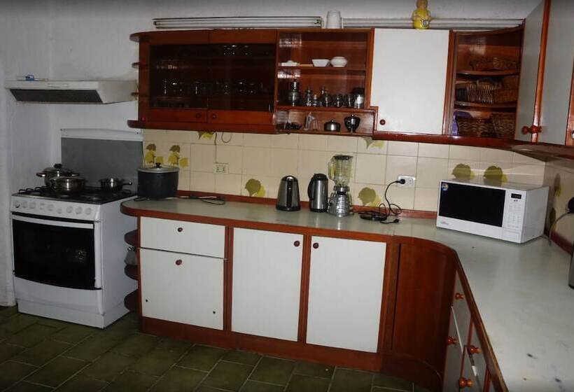 تختخواب و صبحانه Happy House