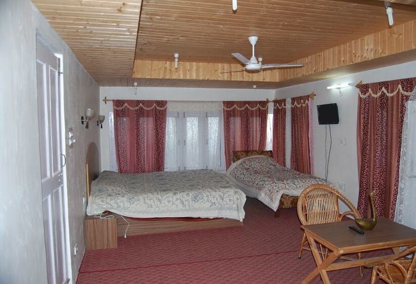 فندق Calm Holiday Inn