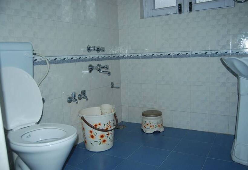 فندق Calm Holiday Inn