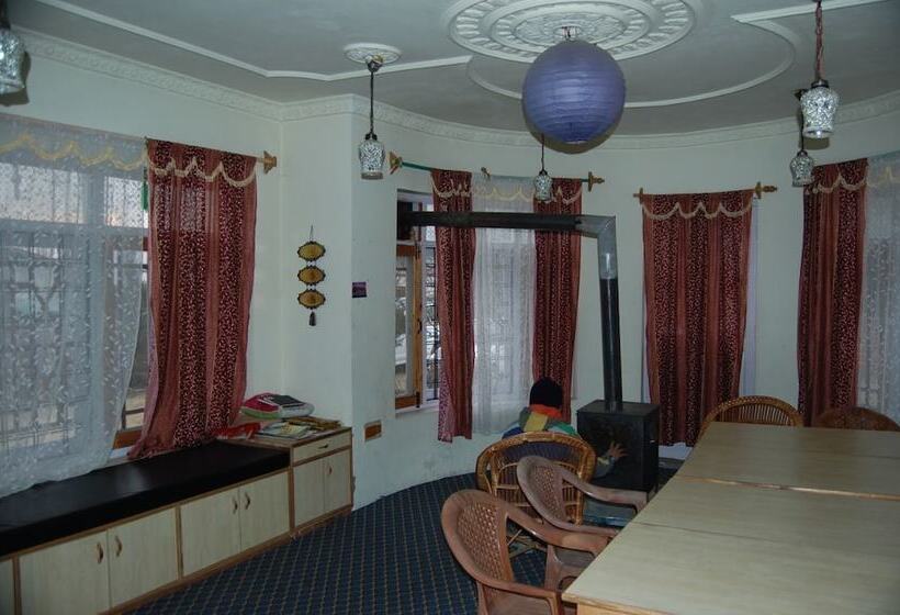 فندق Calm Holiday Inn