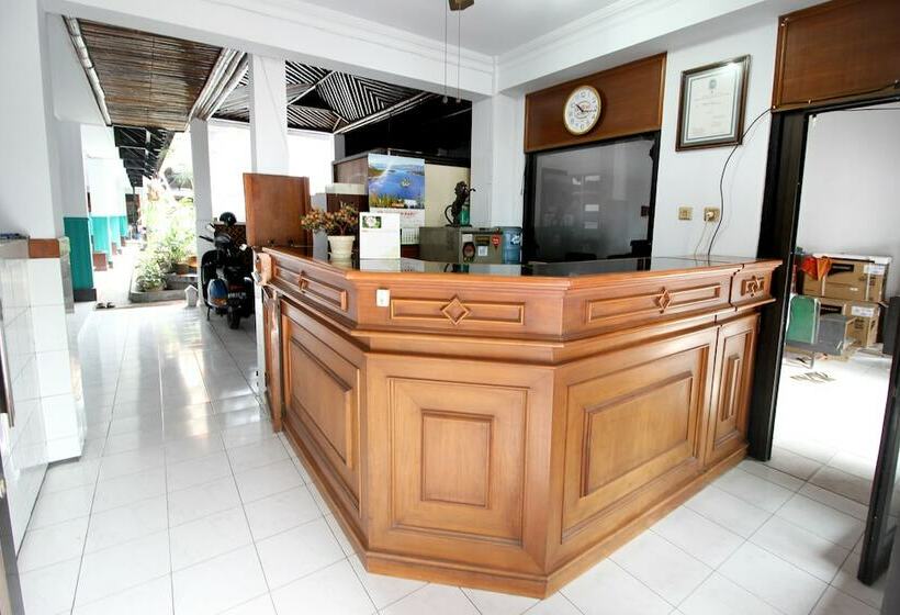 Отель Reddoorz Plus Near Alun Alun Selatan