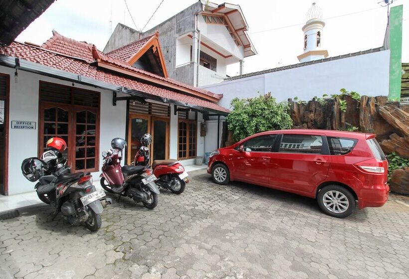 Отель Reddoorz Plus Near Alun Alun Selatan