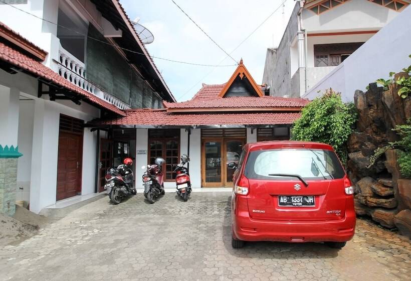 Отель Reddoorz Plus Near Alun Alun Selatan