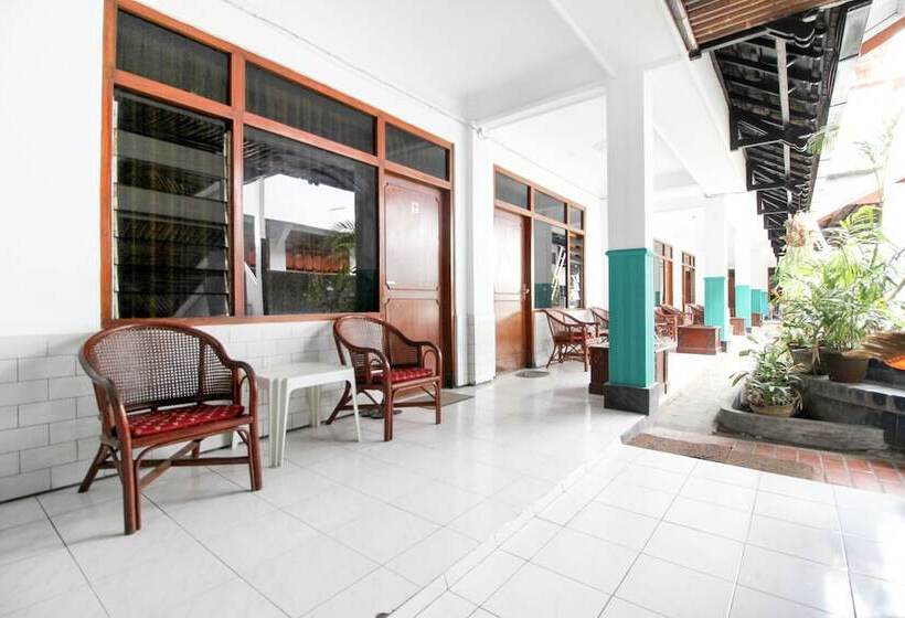 호텔 Reddoorz Plus Near Alun Alun Selatan