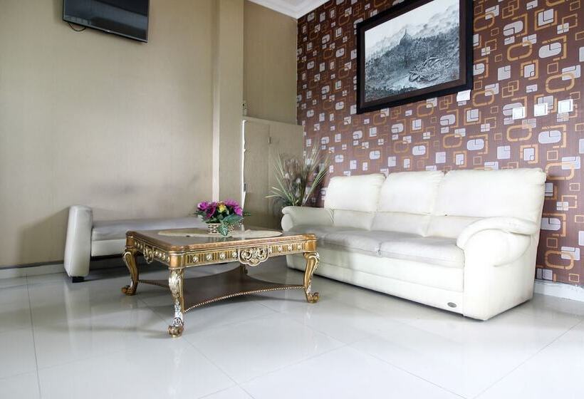 Отель Reddoorz Plus @ Timoho