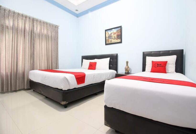 Отель Reddoorz Plus @ Timoho