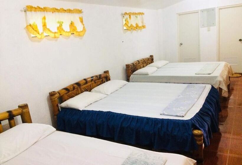 בית מלון כפרי The Pelicans Resort