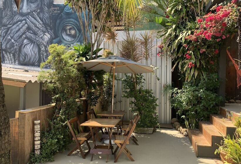 A Coroa Hostel & Suites