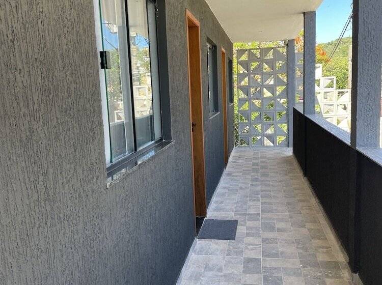 A Coroa Hostel & Suites