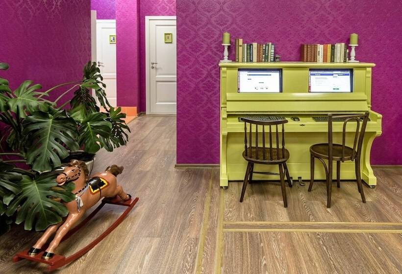 ユースホステル Friends On Liteiny